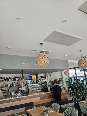 Breakfast, lunch, dinner and brunch served - Quest Albury (Albury)