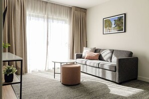 Két bảo mật tại phòng, bàn, màn/rèm cản sáng, bàn ủi/dụng cụ ủi quần áo 