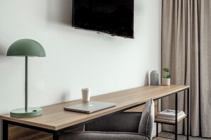 Studio | Két bảo mật tại phòng, bàn, màn/rèm cản sáng, bàn ủi/dụng cụ ủi quần áo 