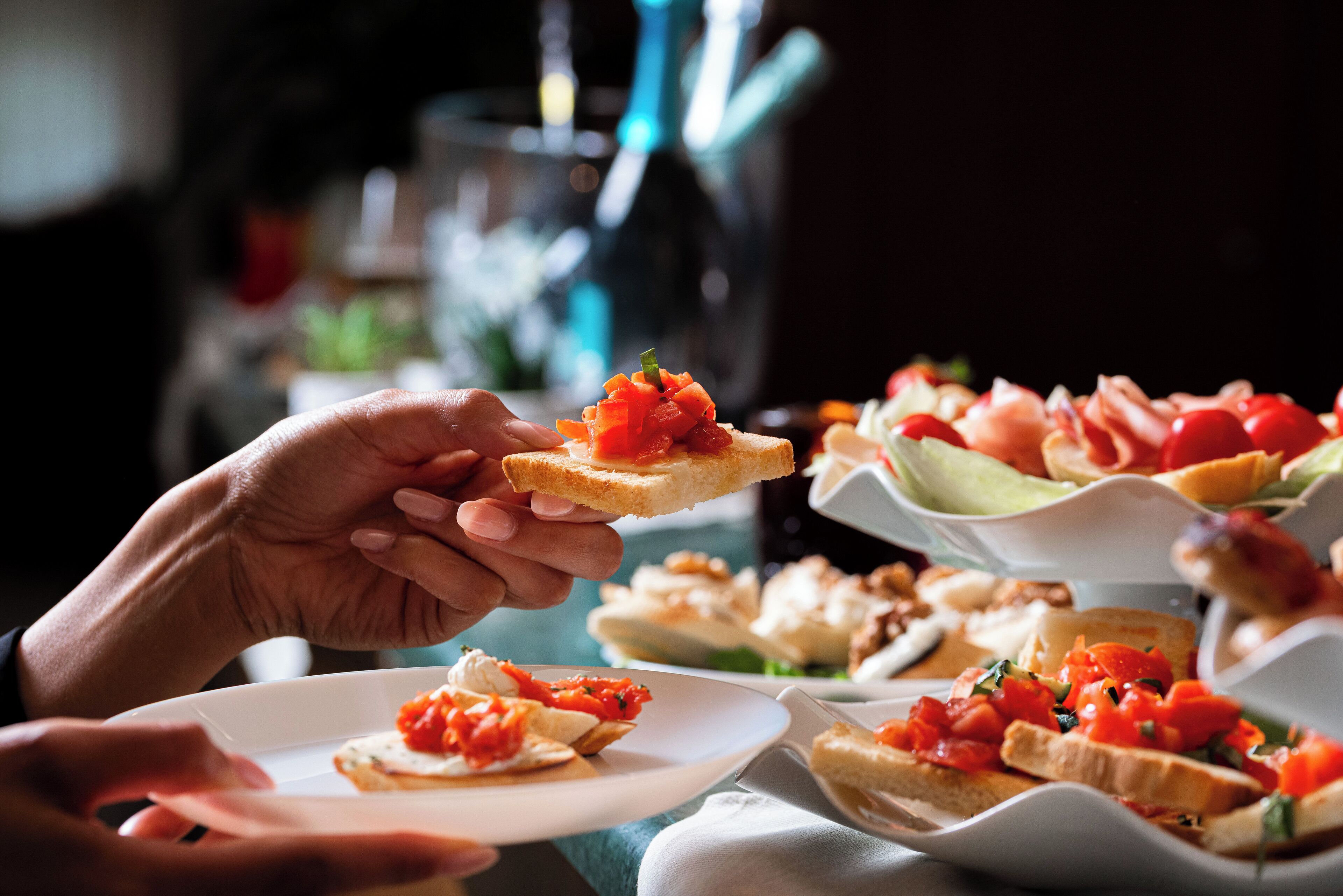 Eine Person hält eine Scheibe Toast mit Tomatenscheiben.