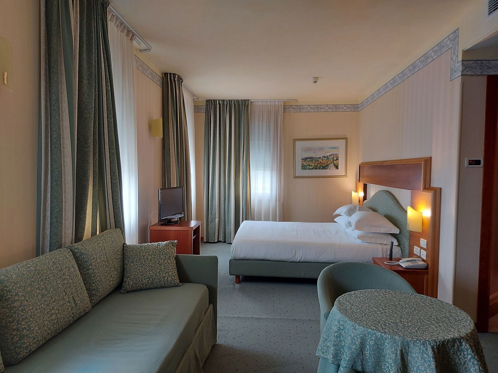 In-room safe, desk, soundproofing, free WiFi