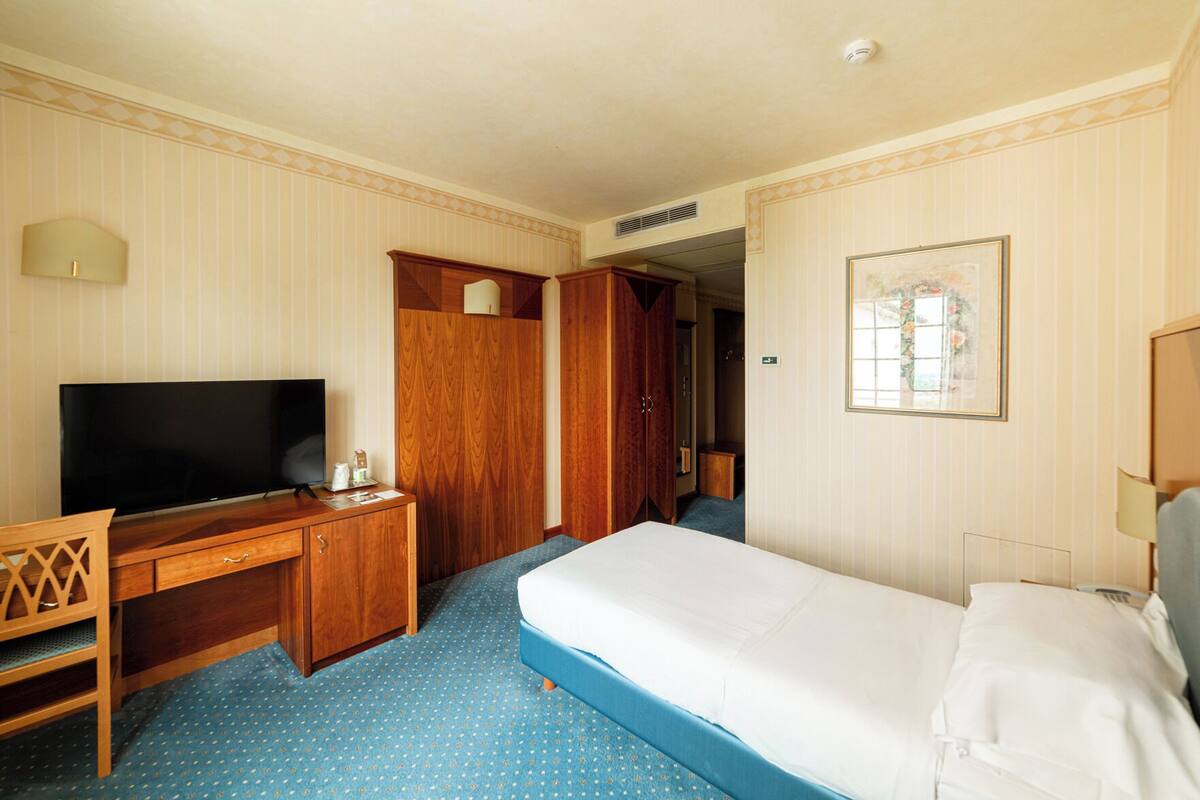 In-room safe, desk, soundproofing, WiFi (free)