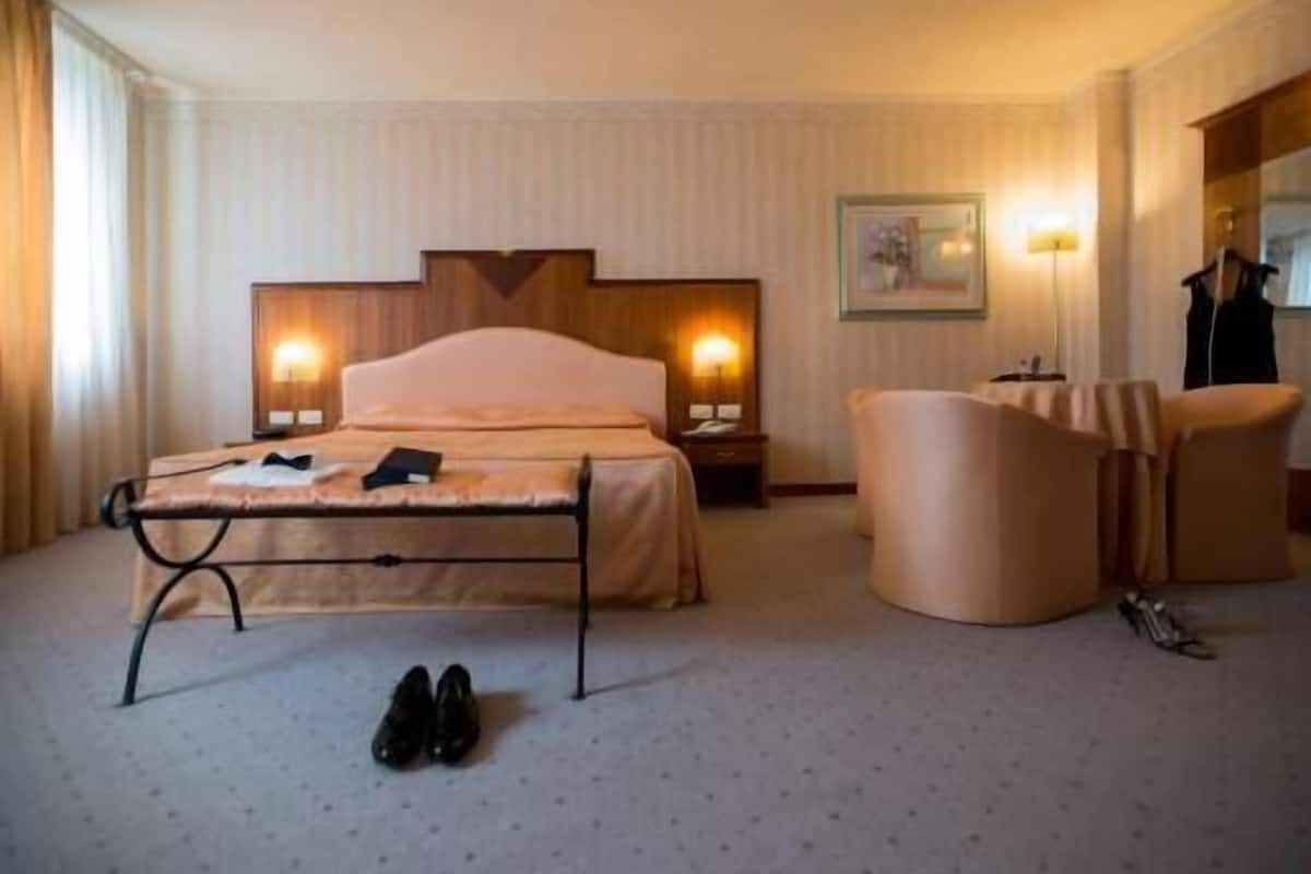 In-room safe, desk, soundproofing, free WiFi