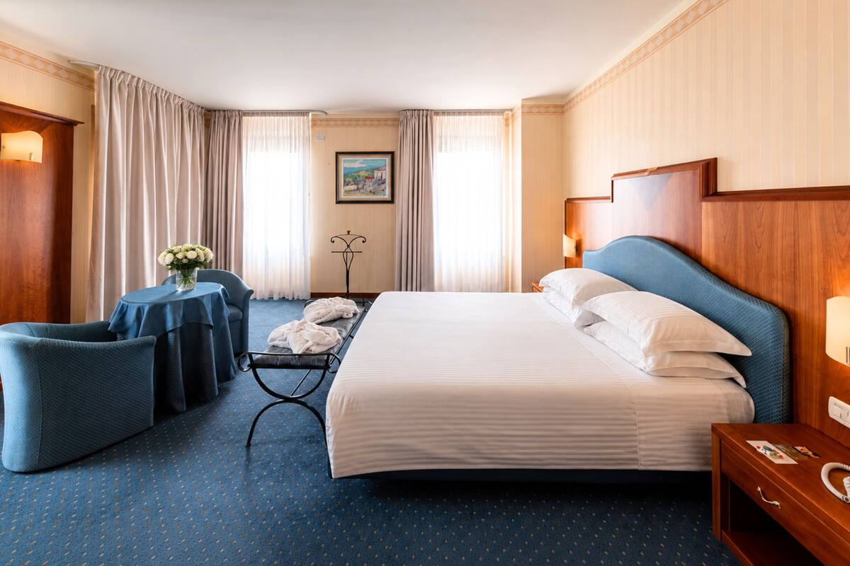 Junior Suite | In-room safe, desk, soundproofing, WiFi (free)