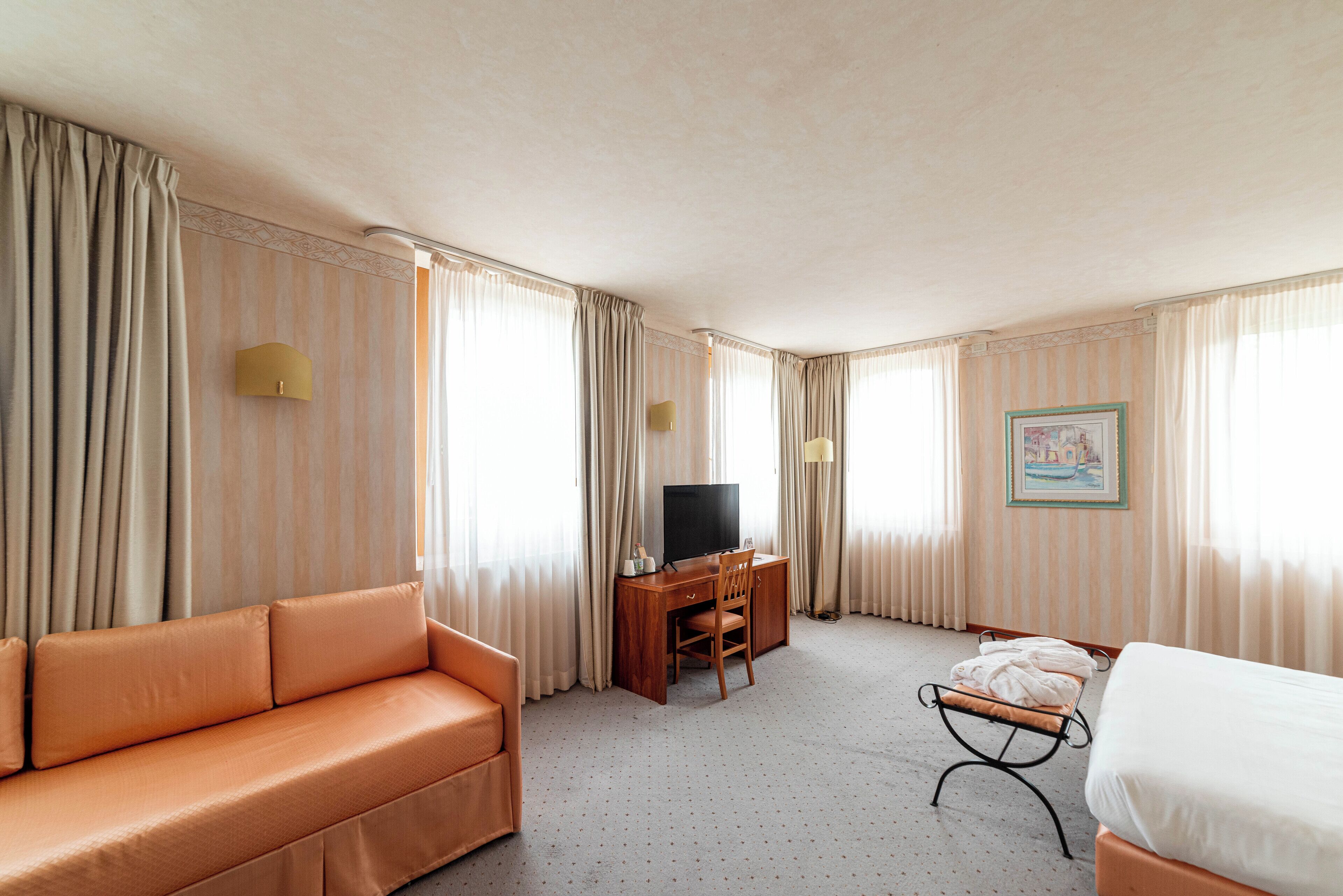 family suite | 1 bedroom, in-room safe, desk, soundproofing