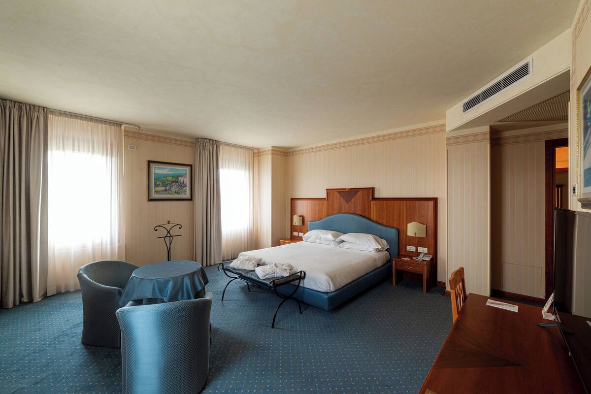 junior suite | 1 bedroom, in-room safe, desk, soundproofing