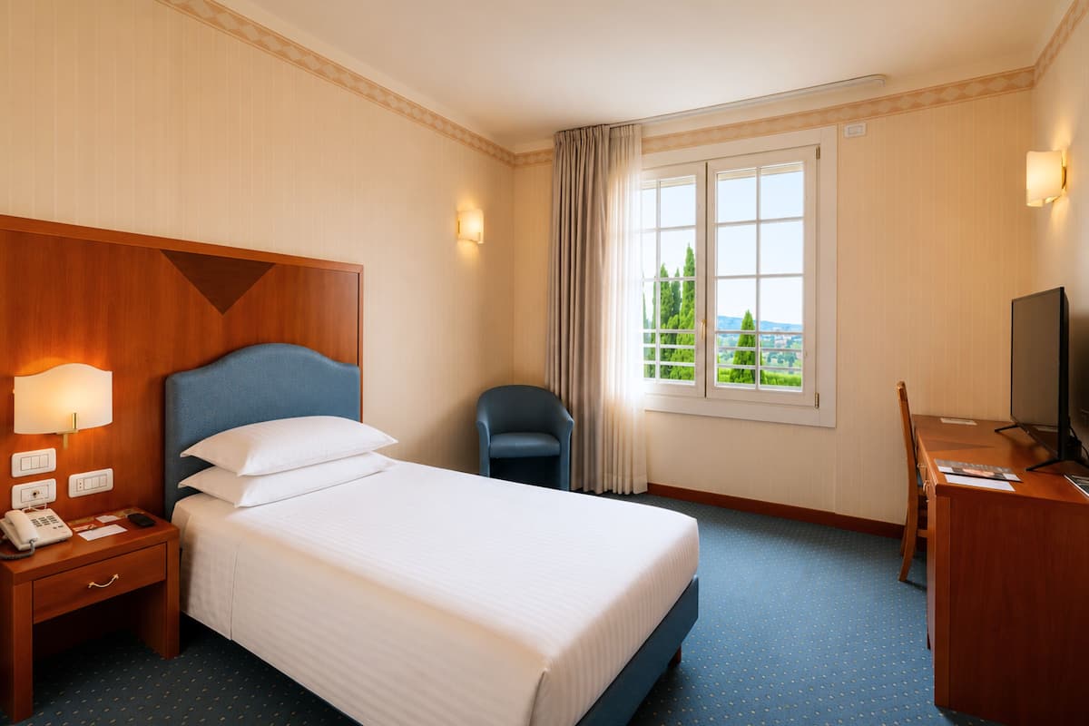 Single Room | In-room safe, desk, soundproofing, WiFi (free)