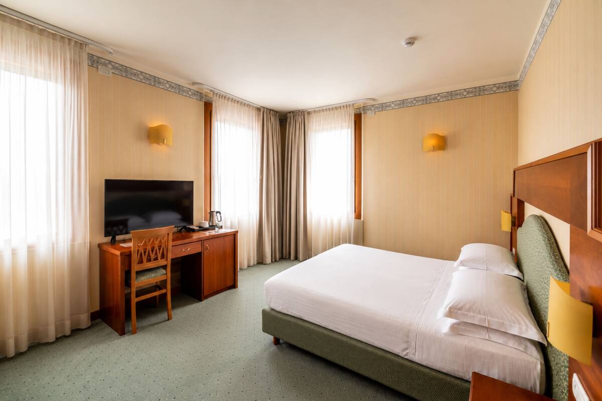 Superior Double or Twin Room | In-room safe, desk, soundproofing, WiFi (free)