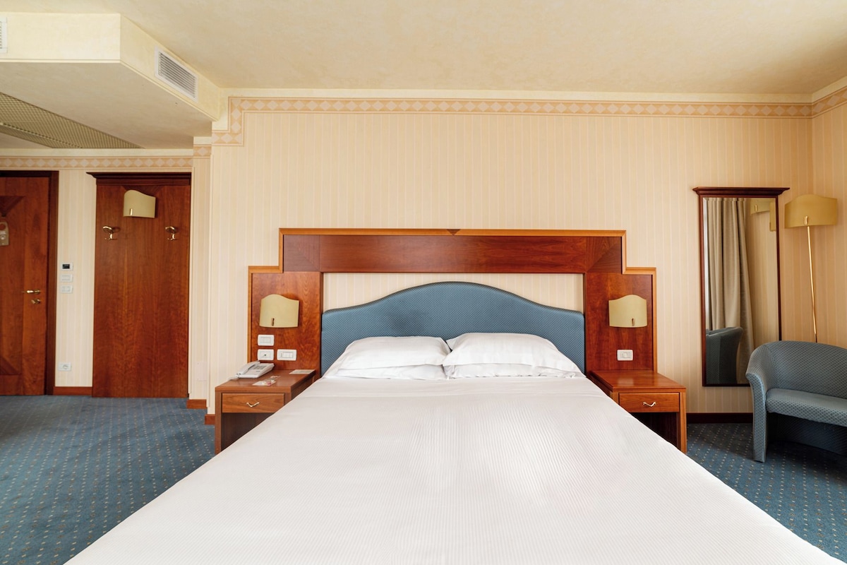 In-room safe, desk, soundproofing, WiFi (free)