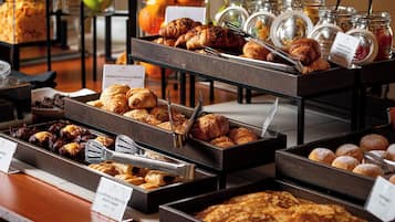 Colazione a buffet, servita tutte le mattine (12 EUR a persona)