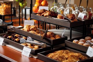 每日供應吃到飽早餐 (每人 EUR12)