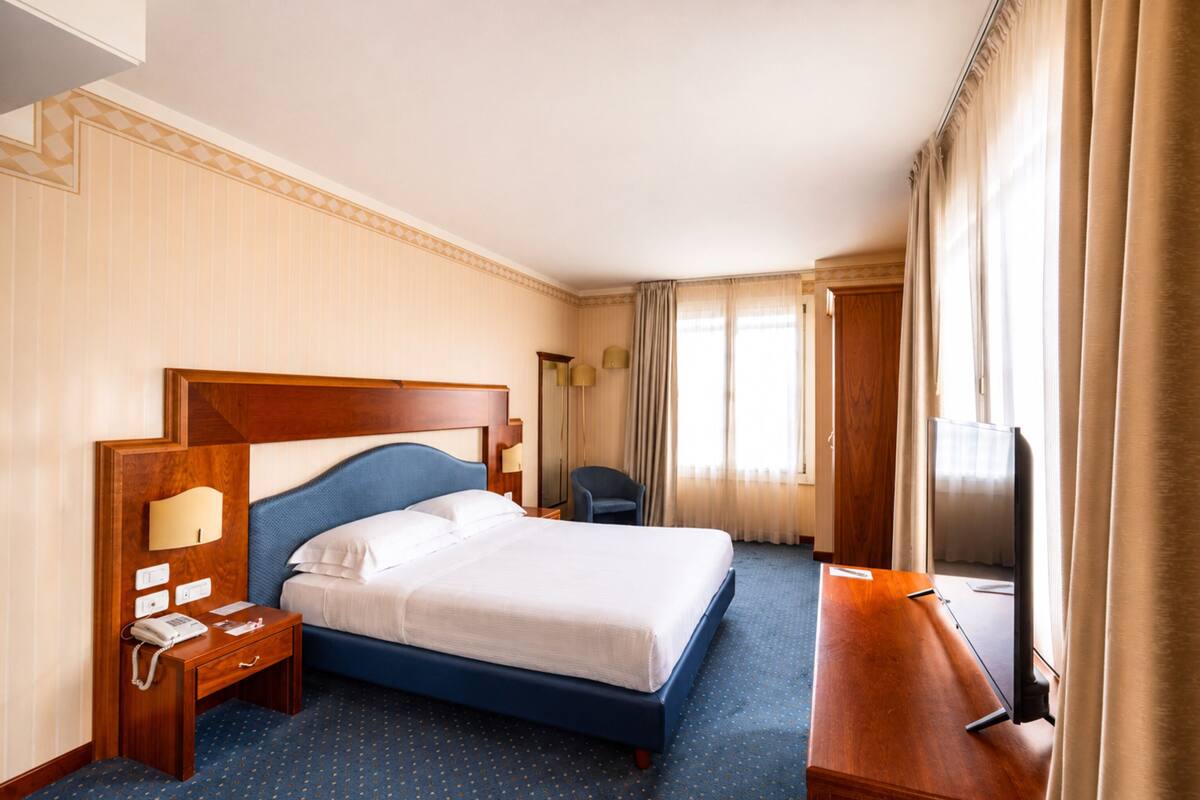 Classic Double or Twin Room | In-room safe, desk, soundproofing, WiFi (free)
