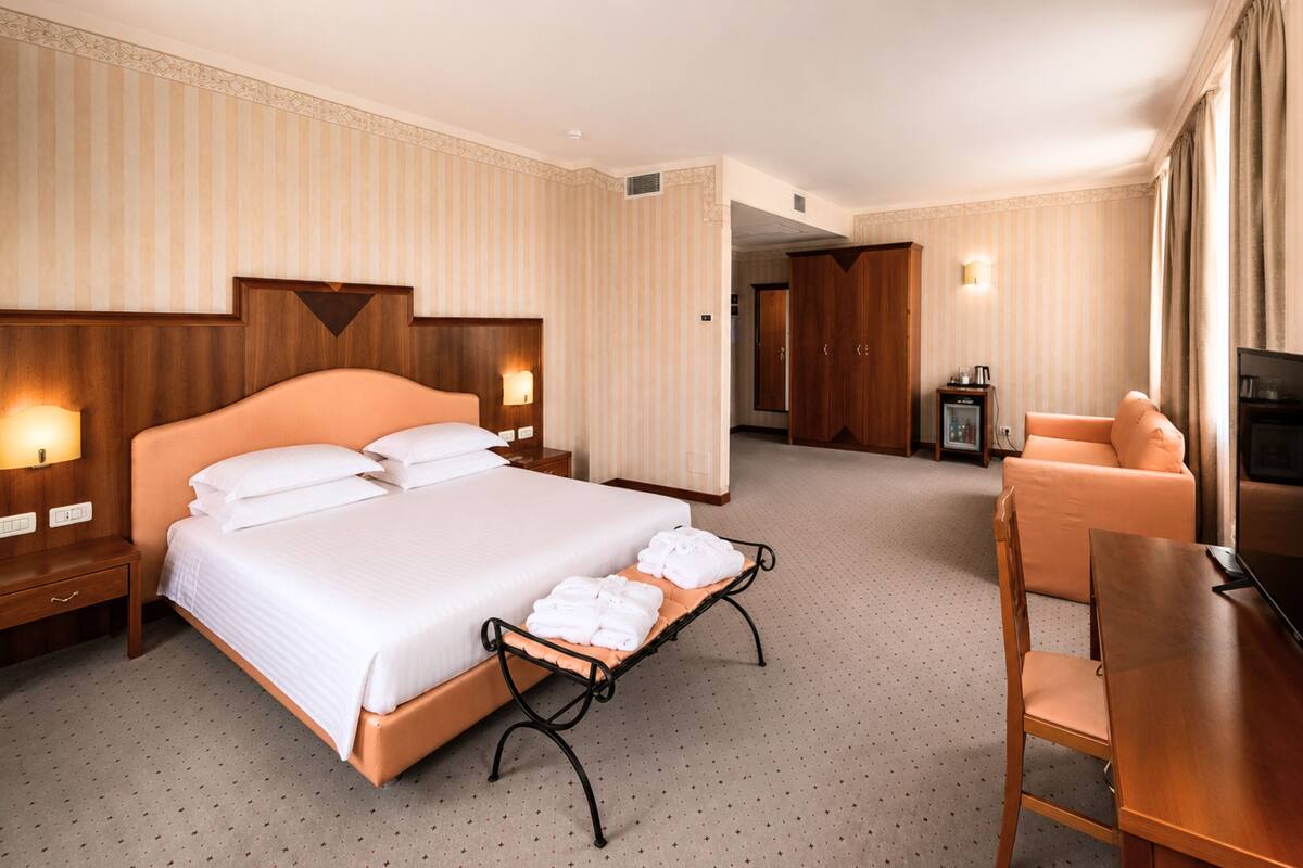 Family Suite | In-room safe, desk, soundproofing, WiFi (free)