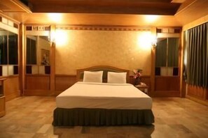 Schreibtisch, Bügeleisen/Bügelbrett