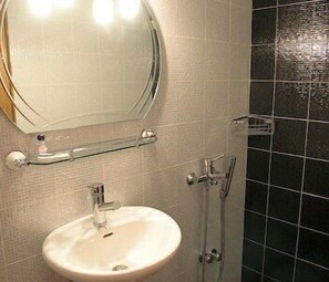 Shower, hair dryer, towels - Diva Hotel (Athens)