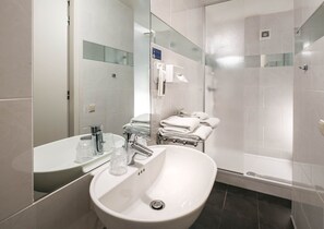 Habitación familiar | Baño | Regadera, secadora de cabello, toallas, jabón 