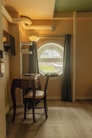 Habitación junior doble | Mobiliario individual, escritorio, espacio para trabajar con un portátil
