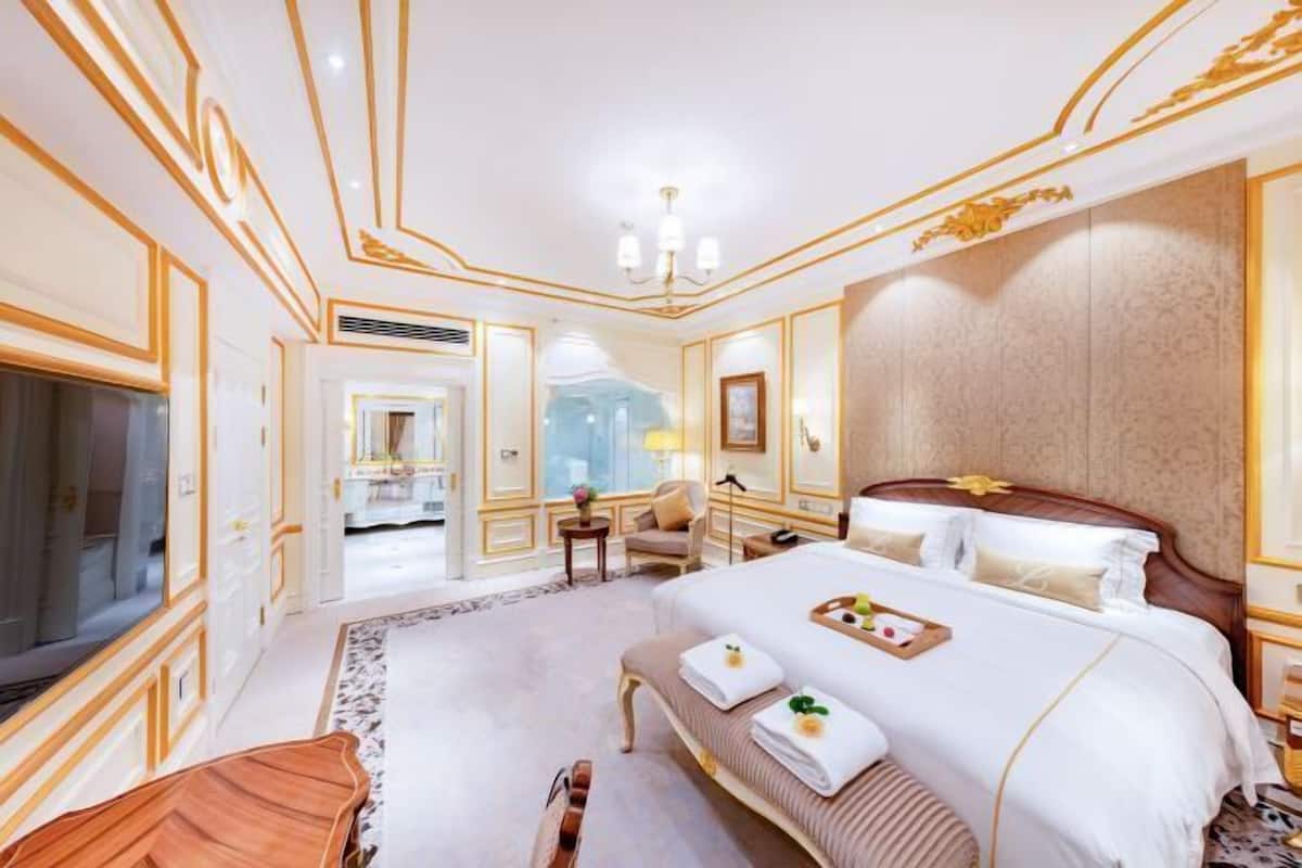 1 kamar tidur, minibar, brankas, dan meja kerja