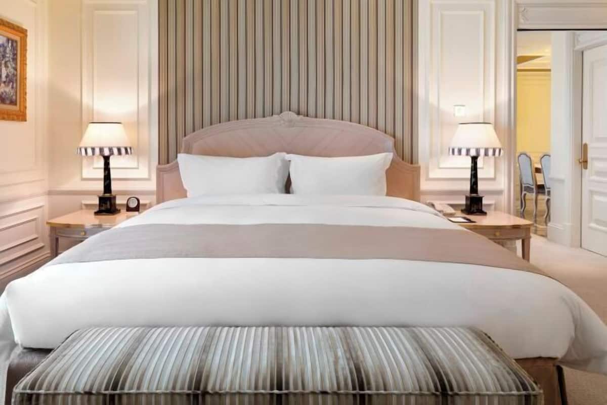 1 kamar tidur, minibar, brankas, dan meja kerja