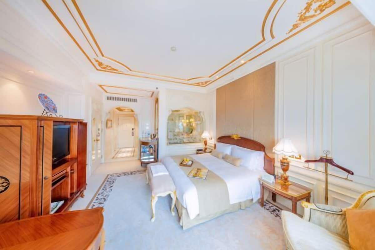 1 kamar tidur, minibar, brankas, dan meja kerja