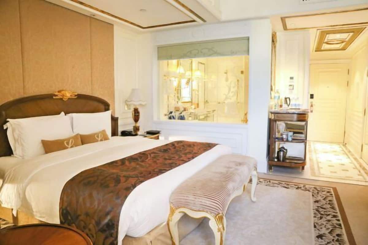 1 kamar tidur, minibar, brankas, dan meja kerja