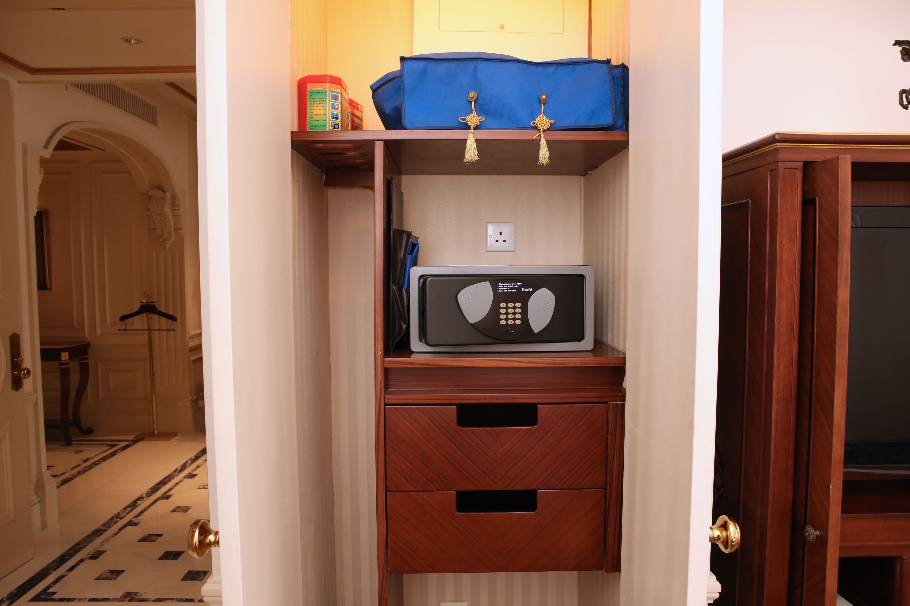 junior suite | minibar, in-room safe, desk, blackout curtains