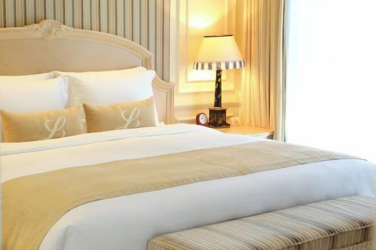 1 kamar tidur, minibar, brankas, dan meja kerja