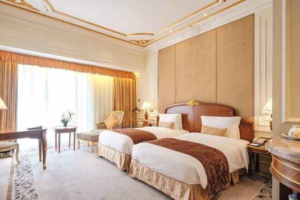 1 kamar tidur, minibar, brankas, dan meja kerja