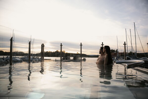 Parihoitohuone(ita), sauna, poreallas, kuumia lähteitä, vartalohoitoja