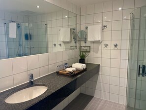 Suihku, ympäristöystävälliset hygieniatuotteet, hiustenkuivaaja