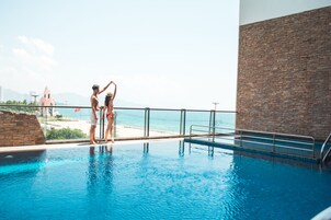 실내 수영장, 야외 수영장, 24시간 오픈 오픈, 일광욕 의자