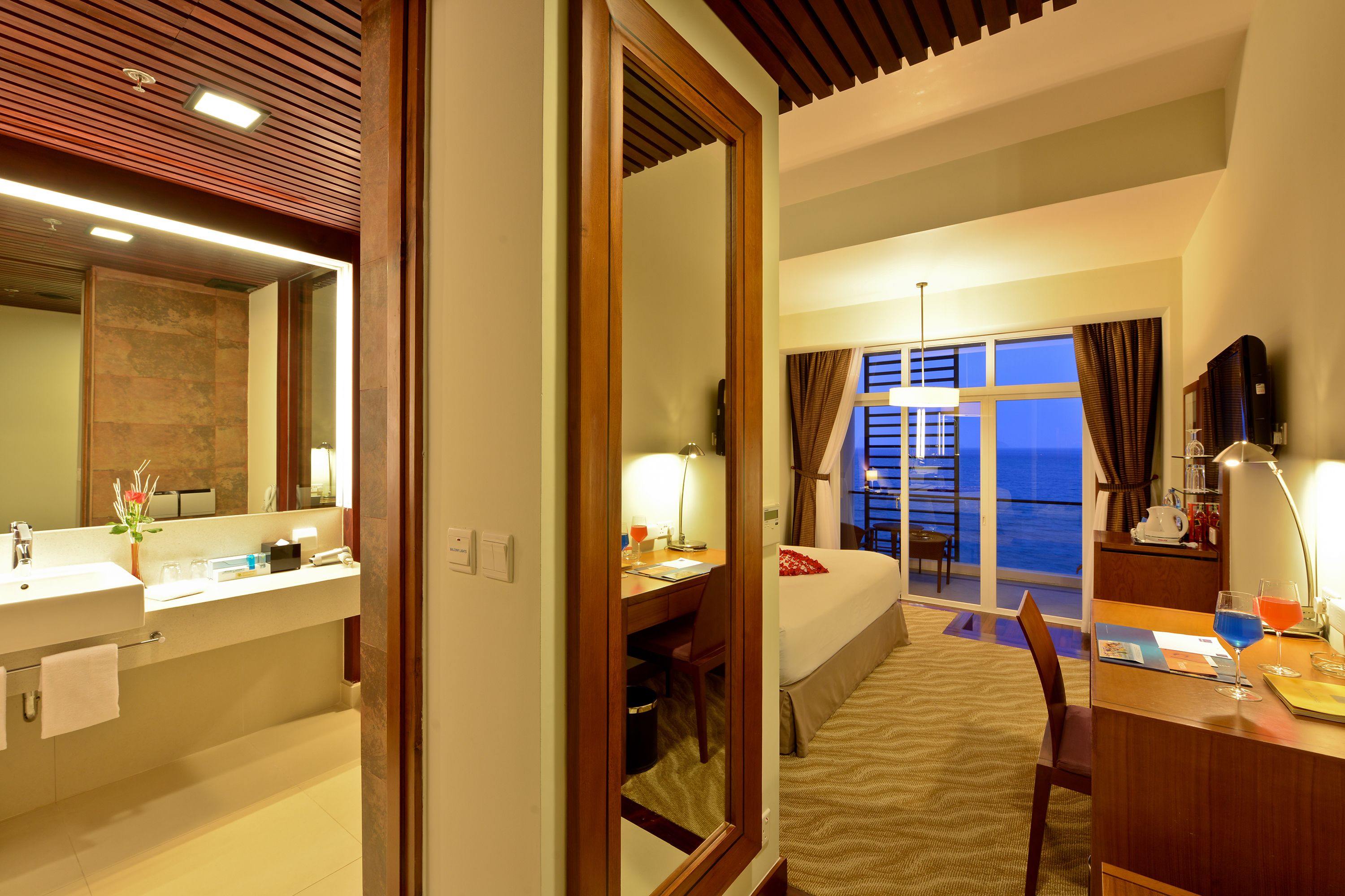 Superior Room, 1 King Bed, Ocean View | 1 bedroom, minibar, in-room safe, desk