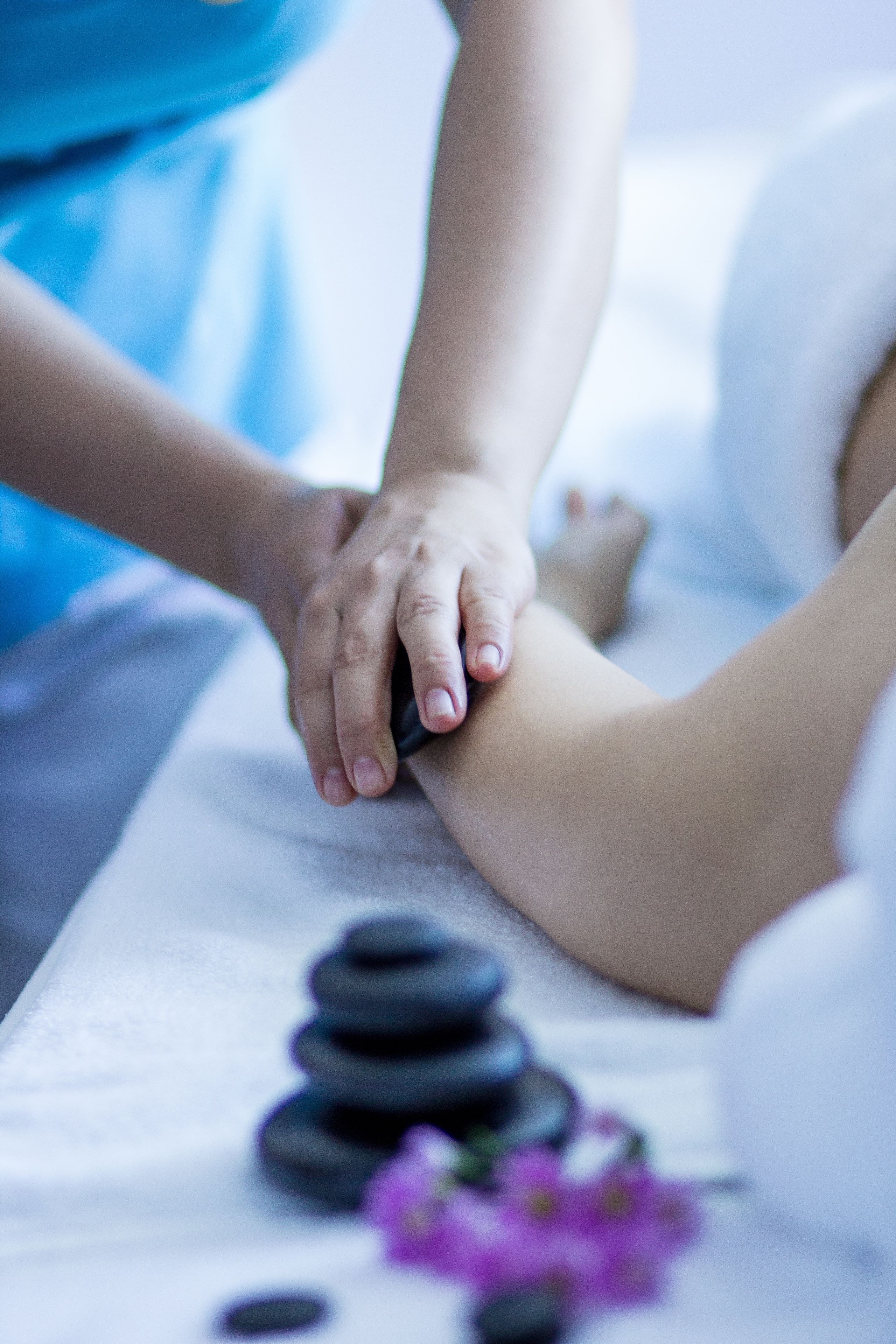Une séance de massage où une personne reçoit un massage des mains.