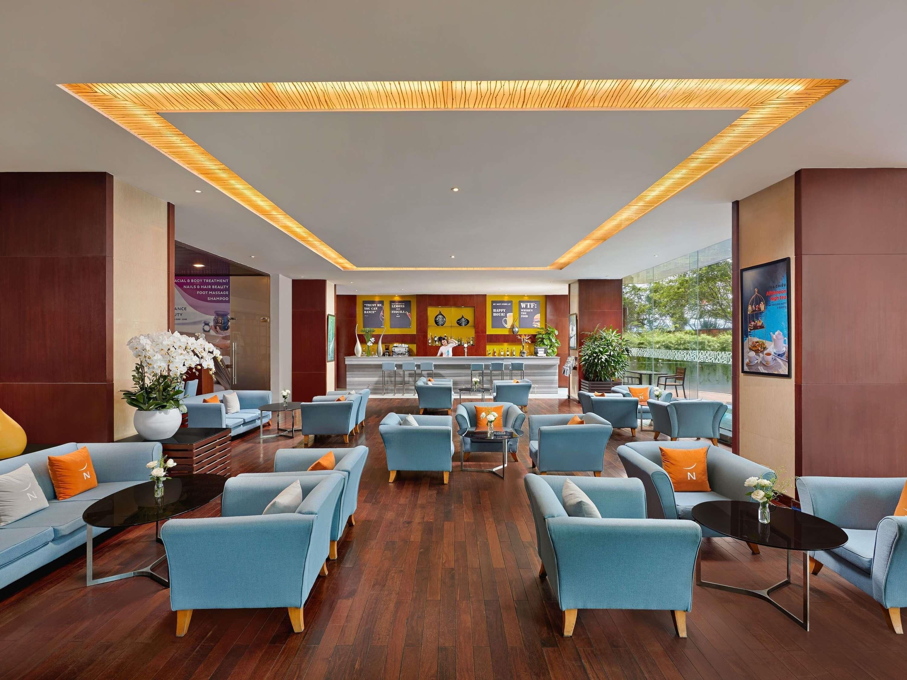 2 bars/lounges, poolside bar