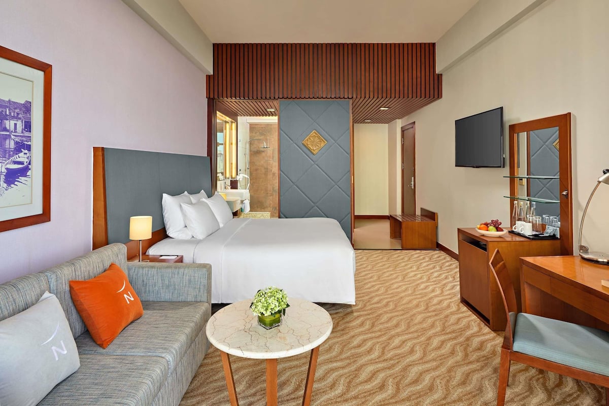 Standard Room, 1 King Bed | 1 bedroom, minibar, in-room safe, individually decorated
