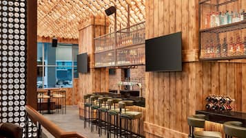 Serves lunch, dinner and brunch