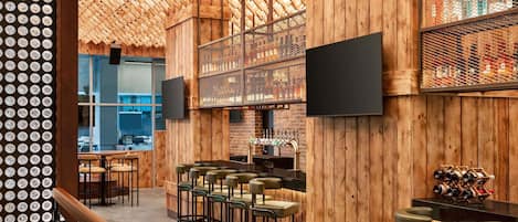 Menghidangkan makan tengah hari, makan malam dan sarapan lewat pagi