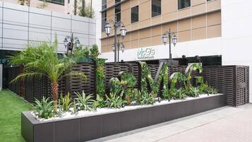 Serves lunch, dinner and brunch