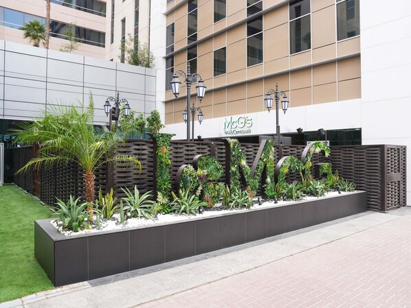 Sert le déjeuner, le dîner et le brunch