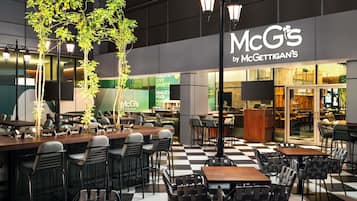 Serves lunch, dinner and brunch