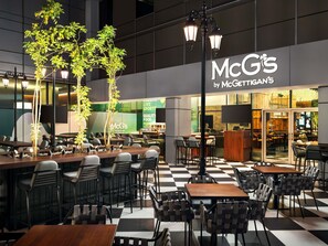 供应午餐、晚餐和早午餐