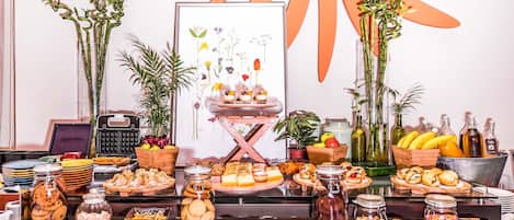 Daily buffet breakfast (AED 55 per person)