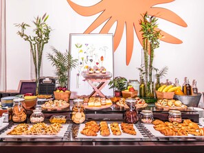 Tägliches Frühstücksbuffet (55 AED pro Person)