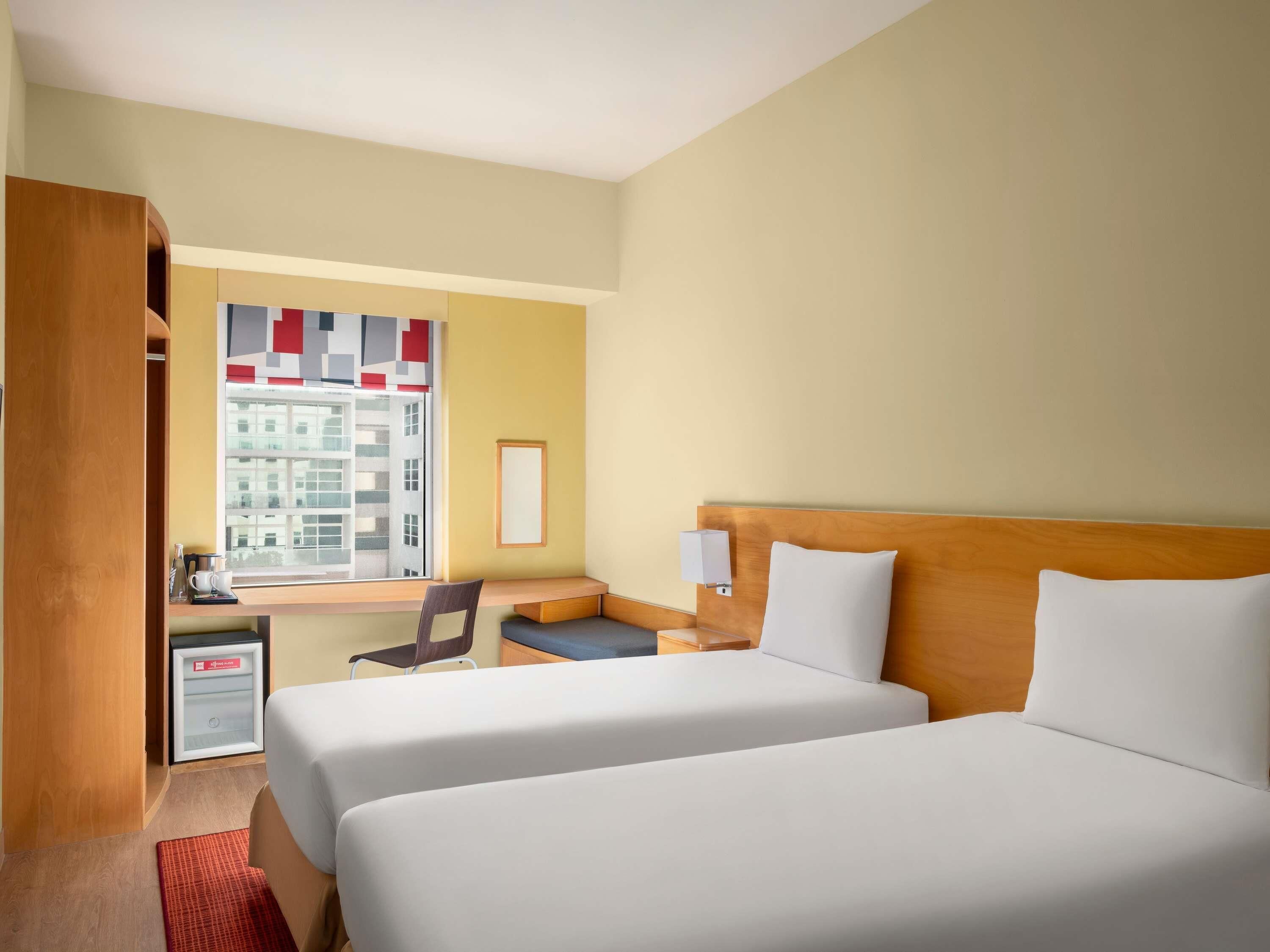 Chambre, 2 lits une place | Couette en duvet d'oie, ameublement personnalisé, bureau