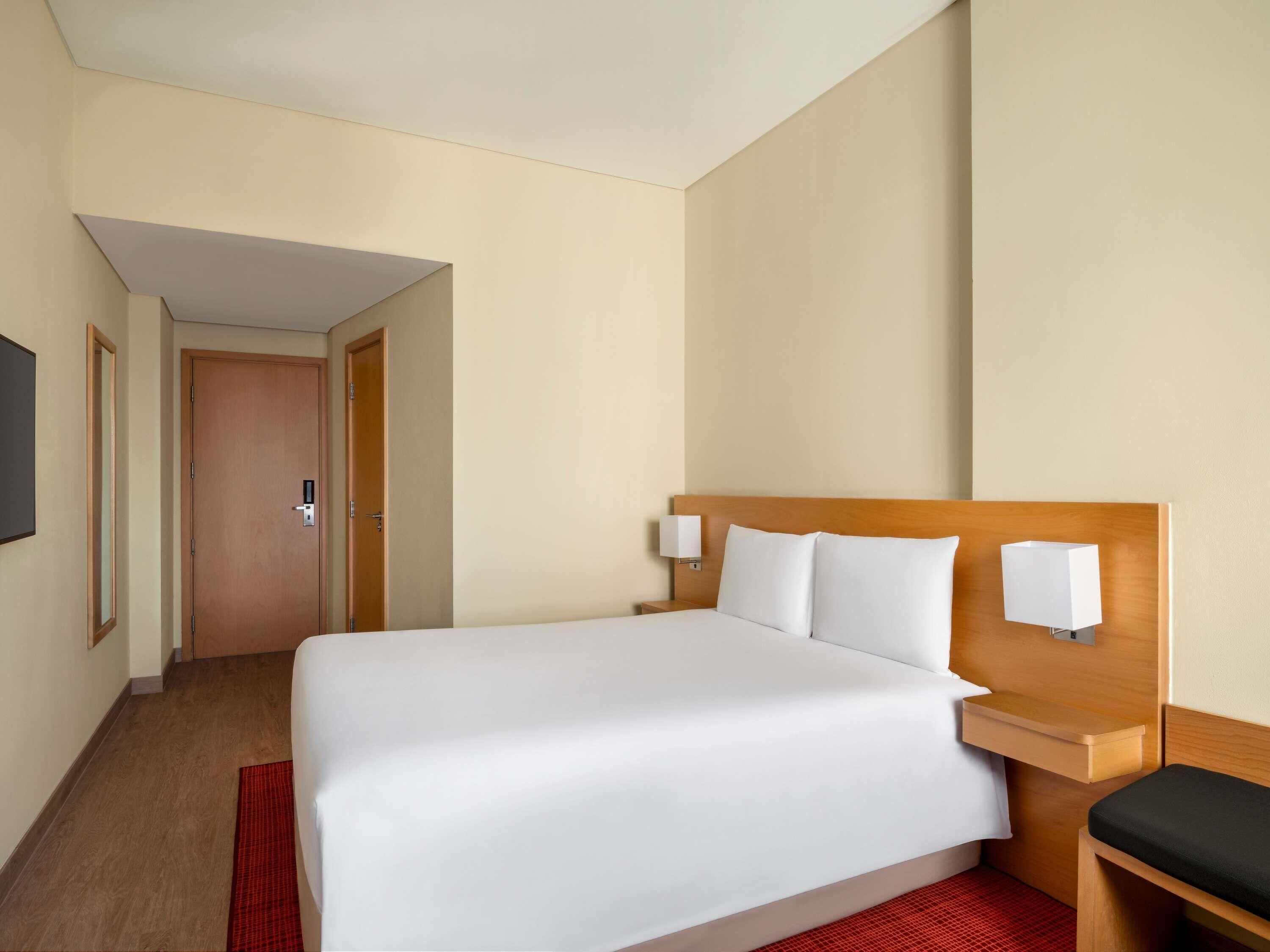 Kamar Standar, 1 Tempat Tidur Double | Selimut bulu angsa dan dilengkapi dengan perabotan berbeda-beda