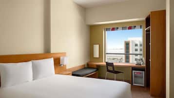 Standard-huone, 1 parisänky | Untuvapeitot, yksilöllisesti kalustettu, työpöytä, pimennysverhot