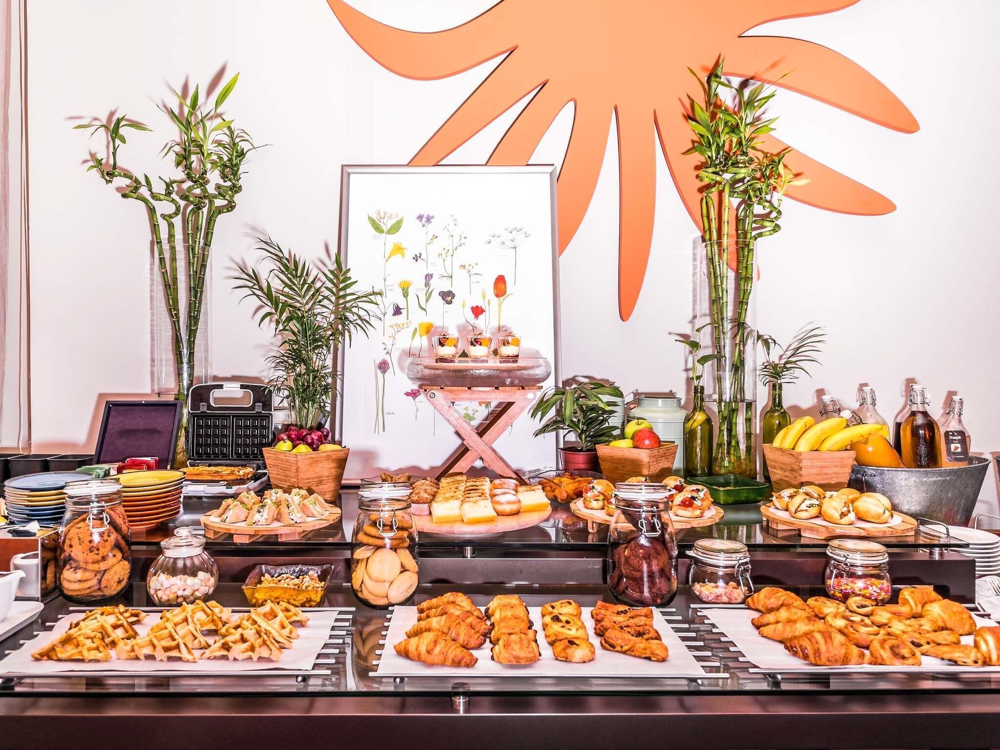 Desayuno buffet todos los días (AED 55 por persona) 