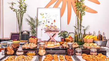 Desayuno buffet todos los días (AED 55 por persona)