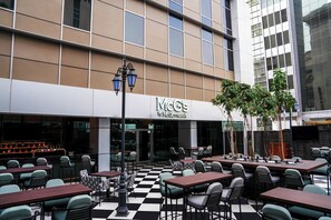 Serves lunch, dinner, and brunch