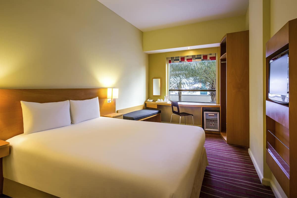 스탠다드룸, 더블침대 1개 | 오리/거위털 이불, 각각 다르게 가구 비치, 책상, 암막 커튼